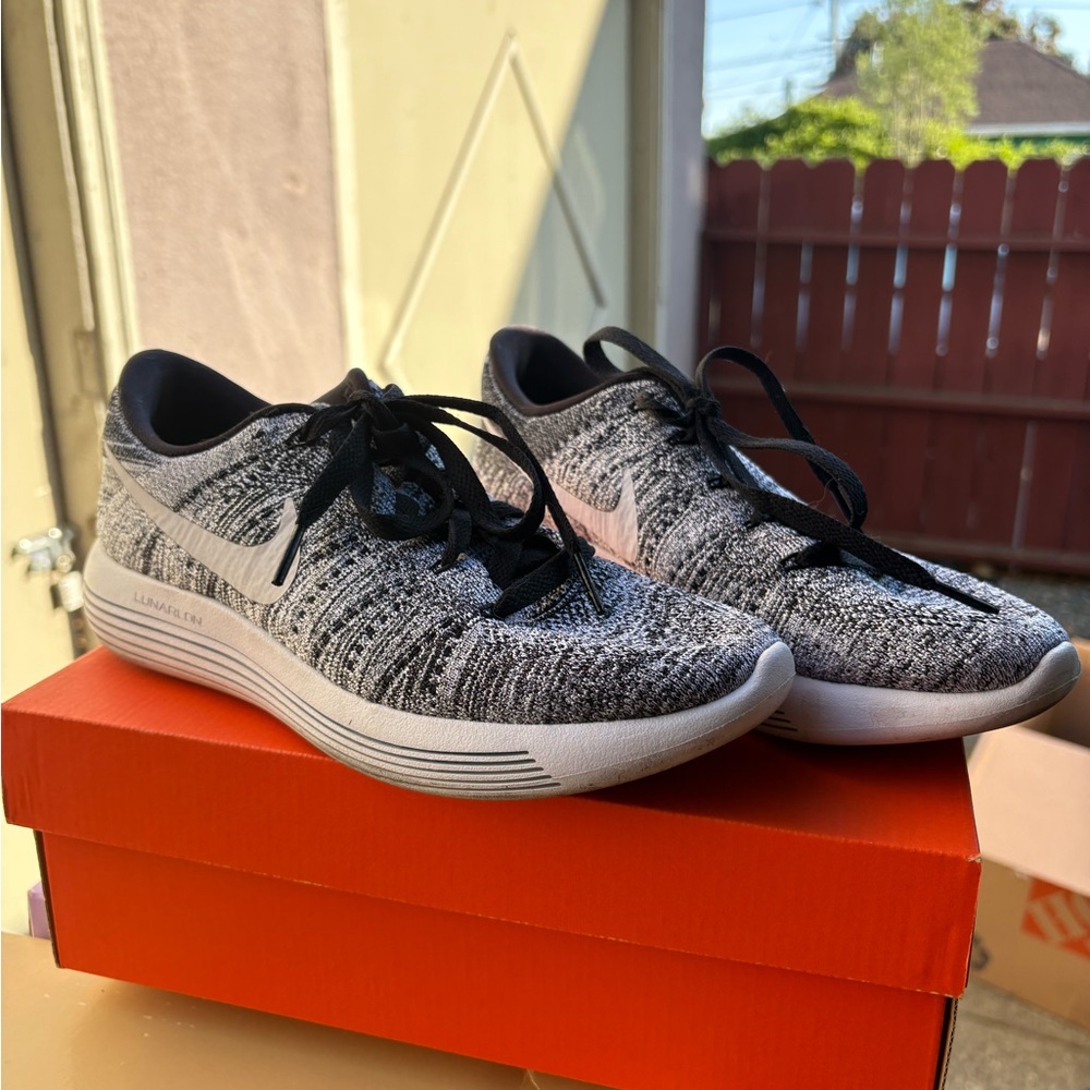 Nike LunarEpic Flyknit Low
Oreo (Women's)